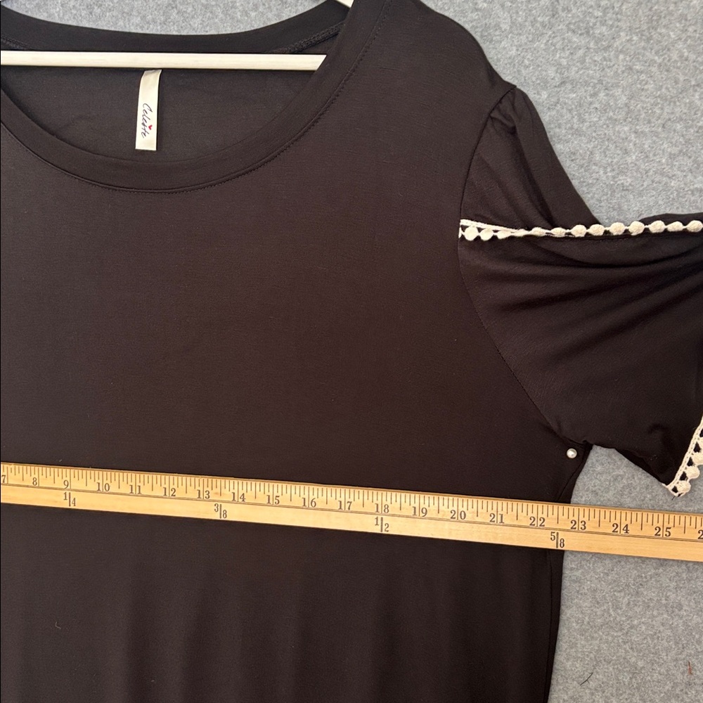 NEW Slit Short Sleeve Top with Crochet Lace Detail  1X Black/White - Picture 8 of 12